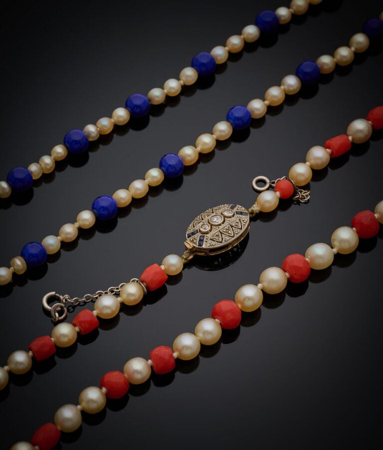 Deux COLLIERS composés de perles de culture (non testées), l'un ponctué de perl…