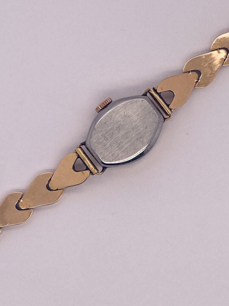 Deux PENDENTIFS circulaires en or jaune (750‰) ajouré, serti de deux pièces en…