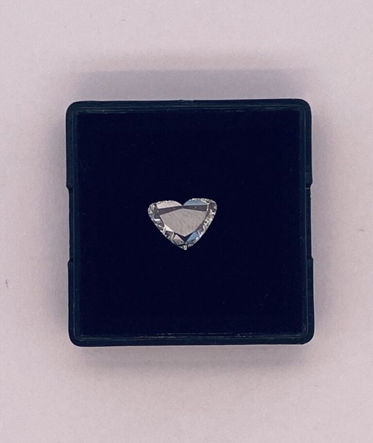 DIAMANT taillé en cœur pesant 1,02 carats, H VS1. - - Le diamant est accompagné…