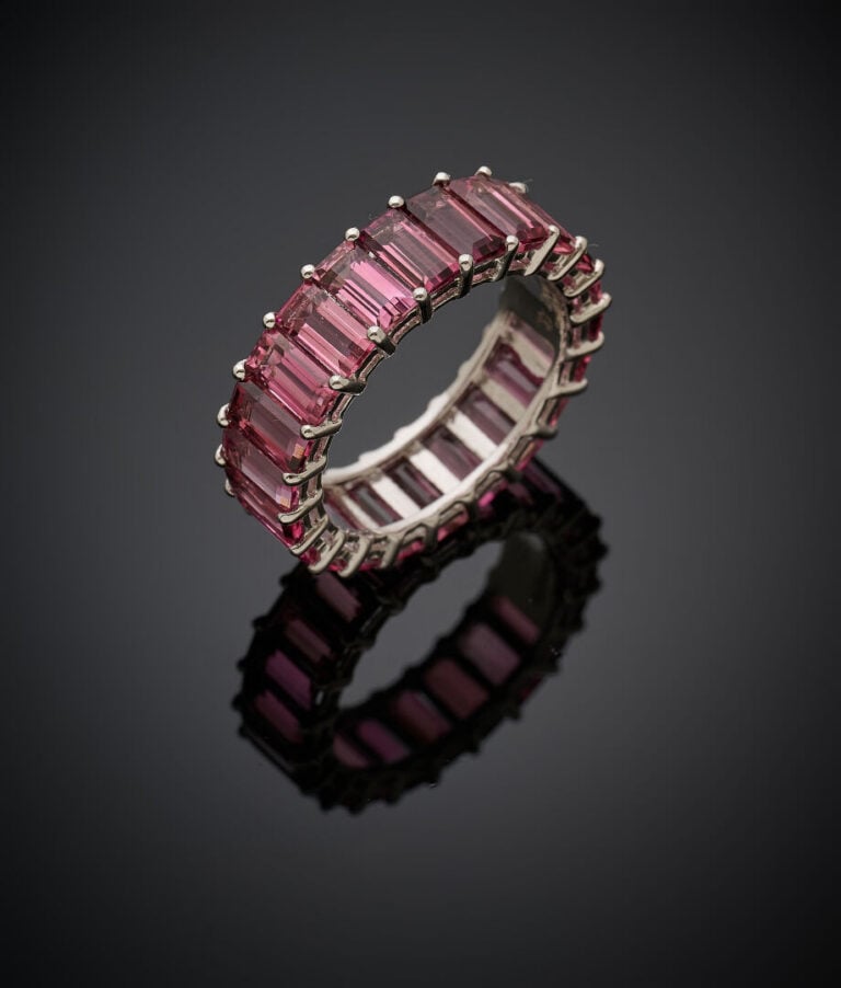 DWARKAS - ALLIANCE en or gris (750‰) serti d'un alignement de tourmalines roses…