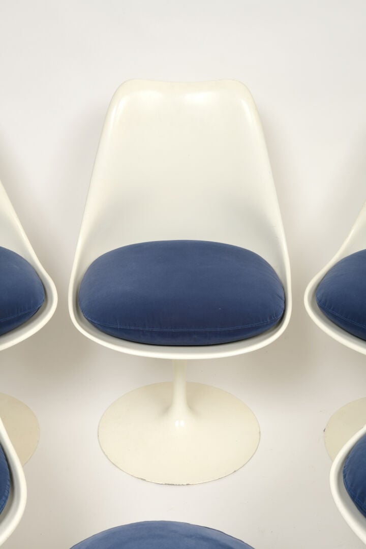 EERO SAARINEN (1910-1961) POUR KNOLL INTERNATIONAL - Suite de cinq chaises et u…