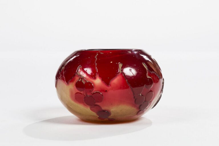 ÉMILE GALLE (1846-1904) - Vase de forme sphérique en verre à décor dégagé à l'a…
