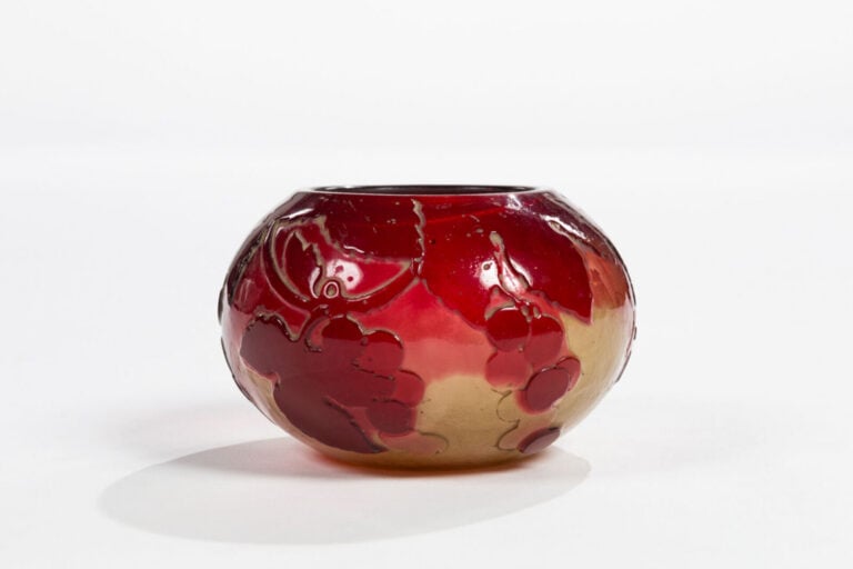 ÉMILE GALLE (1846-1904) - Vase de forme sphérique en verre à décor dégagé à l'a…