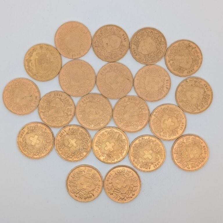 Ensemble de 21 pièces en or comprenant : - Suisse Helvetia : 2x1915 ; 9x1927 ;…