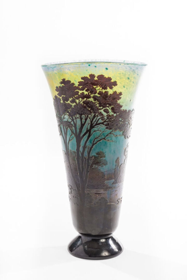 ÉTABLISSEMENTS GALLE - Vase cornet sur talon circulaire en verre doublé à décor…