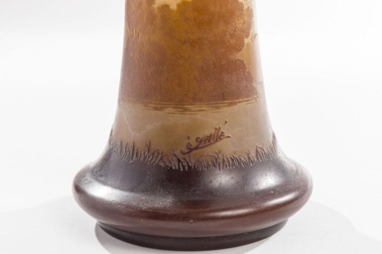 ÉTABLISSEMENTS GALLE - Vase piriforme en verre doublé à décor dégagé à l'acide…