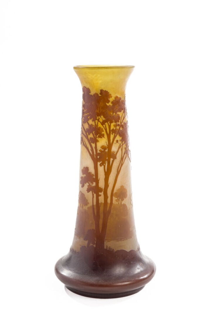 ÉTABLISSEMENTS GALLE - Vase piriforme en verre doublé à décor dégagé à l'acide…