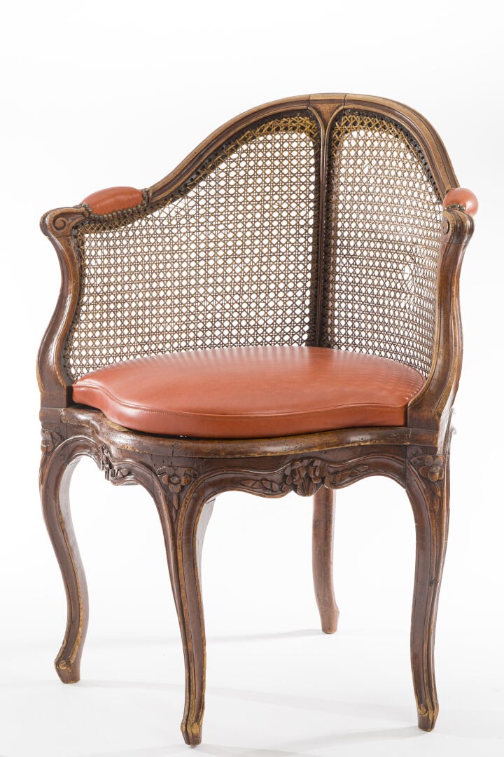 Fauteuil de bureau en bois naturel mouluré sculpté de fleurettes posant sur qua…