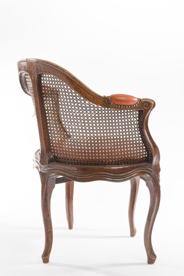 Fauteuil de bureau en bois naturel mouluré sculpté de fleurettes posant sur qua…