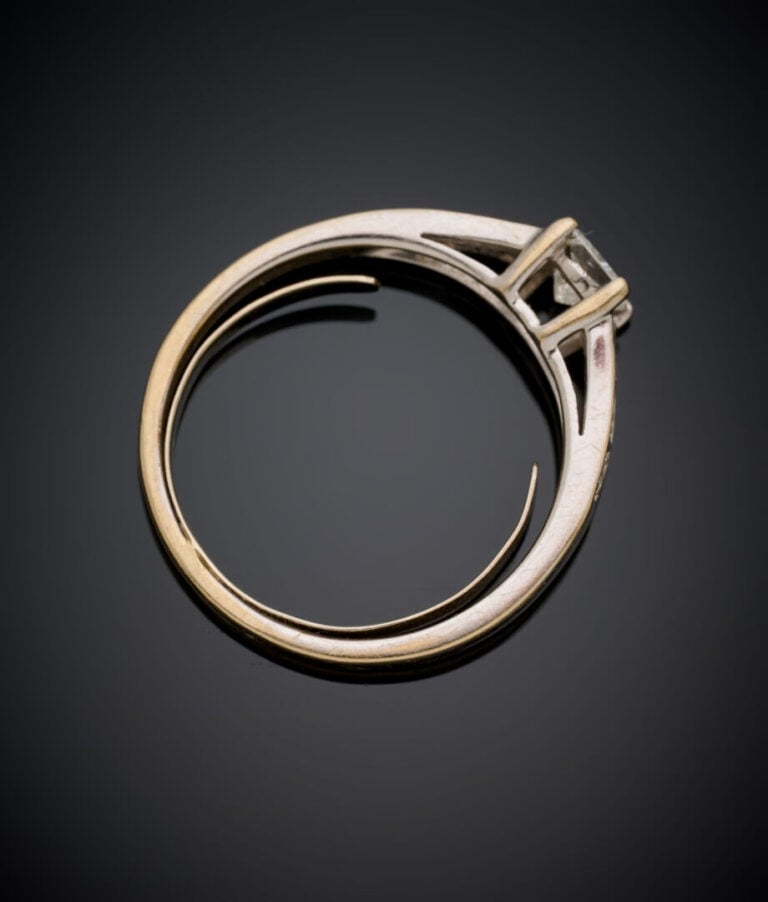 Fine BAGUE en or gris (750‰) serti d'un diamant taille princesse épaulé d'une l…