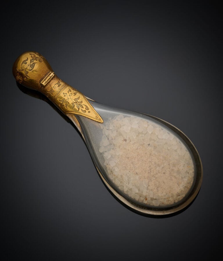FLACON à sels en forme de poire agrémenté d'un bouchon en or jaune (750‰) cisel…