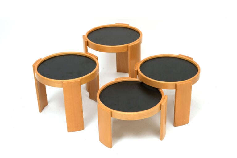 GIANFRANCO FRATTINI (1926-2004) - Éditeur CASSINA - Suite de quatre tables gigo…