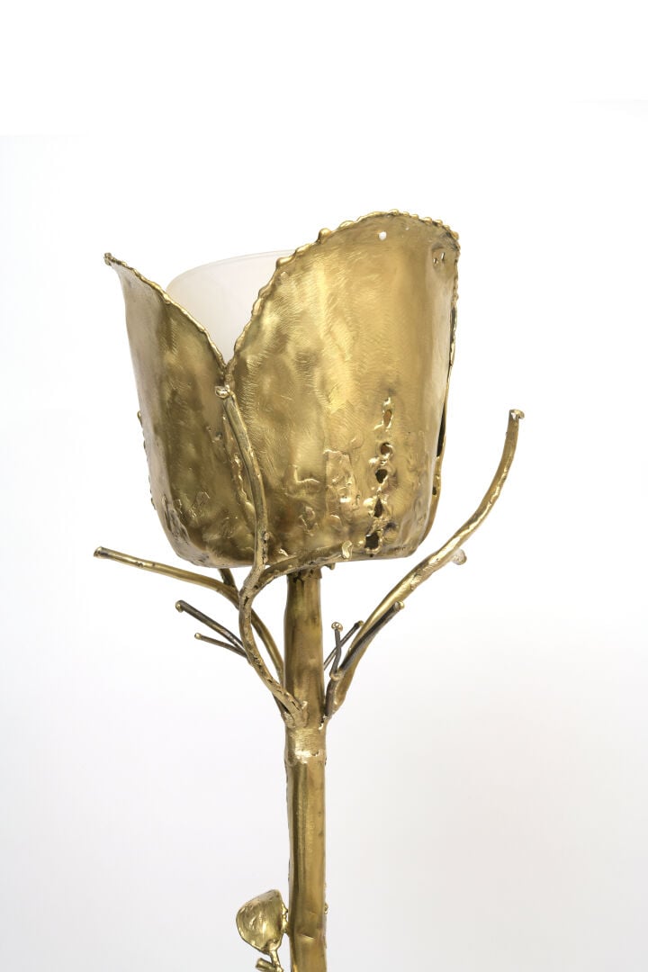 GILBERT LIBLIN (NÉ EN 1954) - Lampadaire en laiton patiné soudé - Réflecteur év…