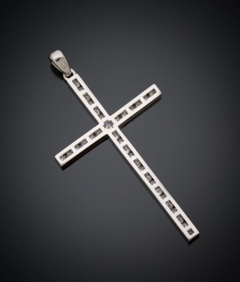 Grand PENDENTIF "croix" en or gris (750‰) serti d'alignements de diamants taill…