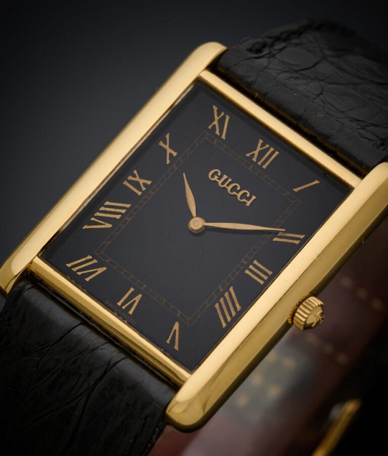 GUCCI - BRACELET MONTRE rectangulaire en or jaune (750‰). Cadran noir, chiffres…
