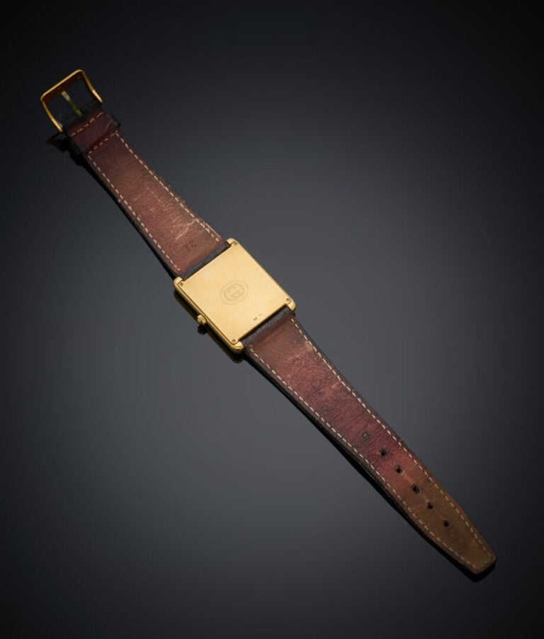 GUCCI - BRACELET MONTRE rectangulaire en or jaune (750‰). Cadran noir, chiffres…