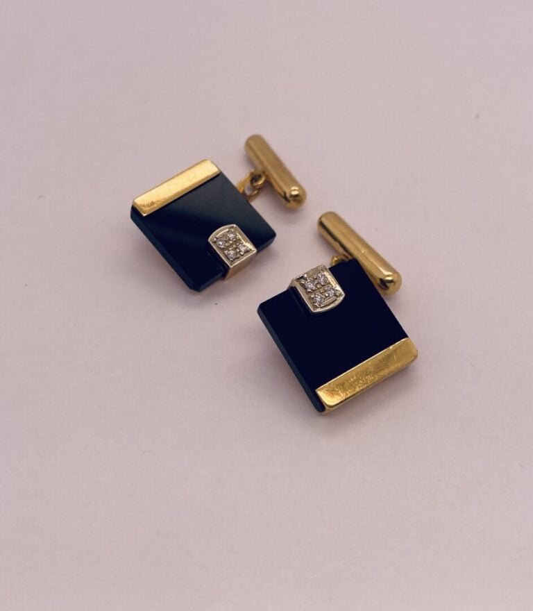 GUCCI - Paire de BOUTONS de MANCHETTES carrés en or jaune et or gris (750‰) com…