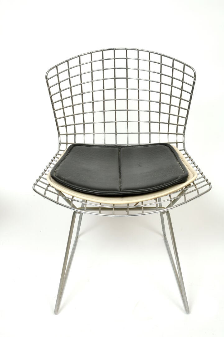HARRY BERTOIA (1915-1978) POUR KNOLL - Série de trois chaises modèle « Diamond…