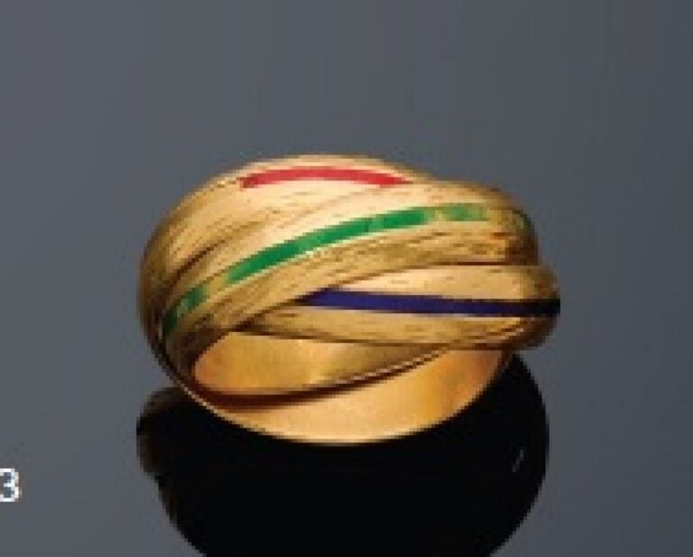 HERMES - BAGUE 3 anneaux en or jaune (750‰) et émail vert rouge et bleu (manque…