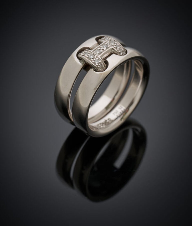 HERMES - BAGUE "Olympe" en or gris (750‰) composée de deux anneaux retenu par l…