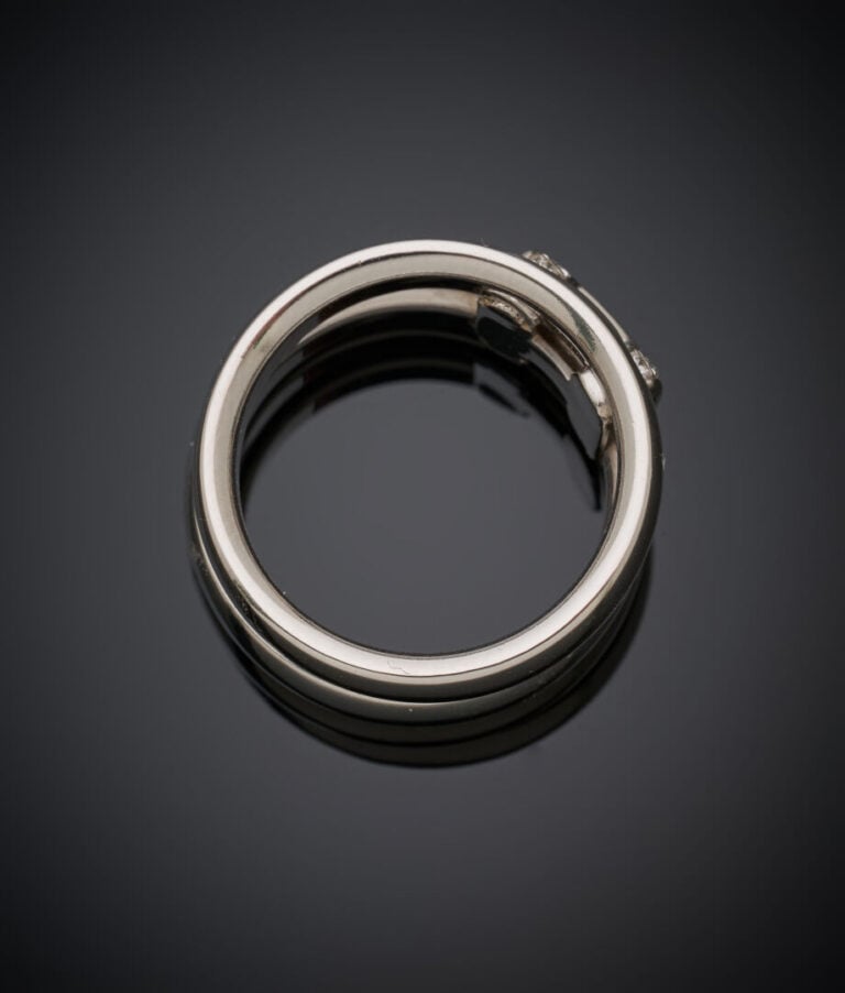 HERMES - BAGUE "Olympe" en or gris (750‰) composée de deux anneaux retenu par l…
