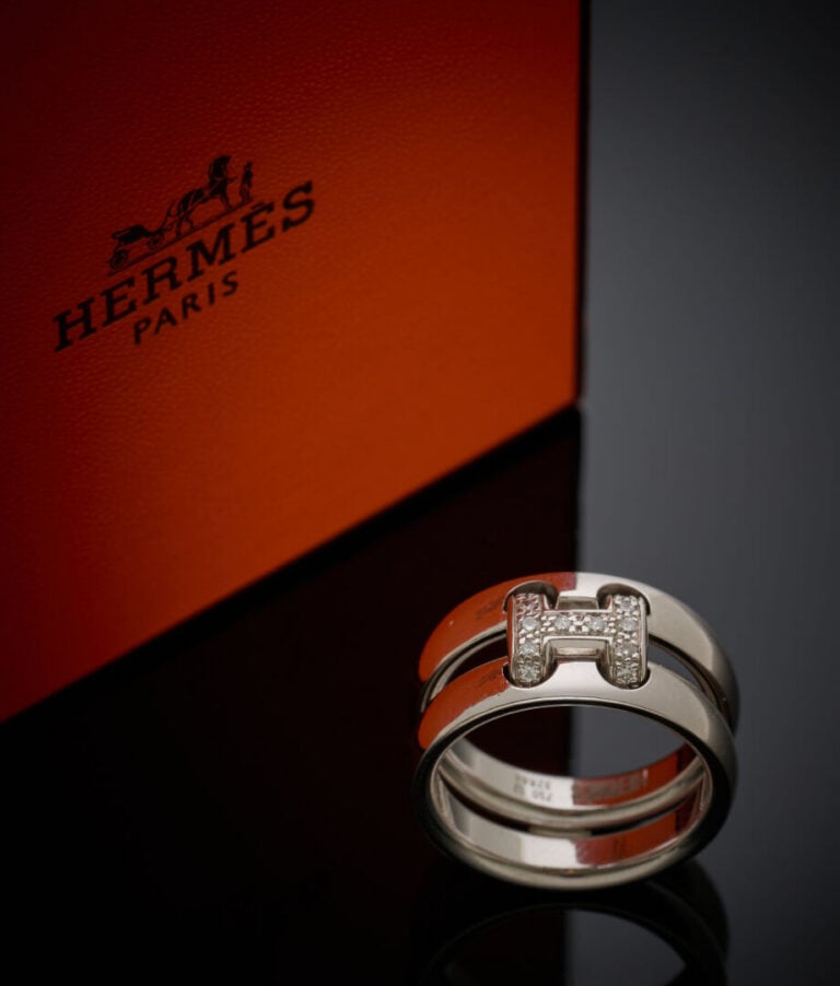 HERMES - BAGUE "Olympe" en or gris (750‰) composée de deux anneaux retenu par l…