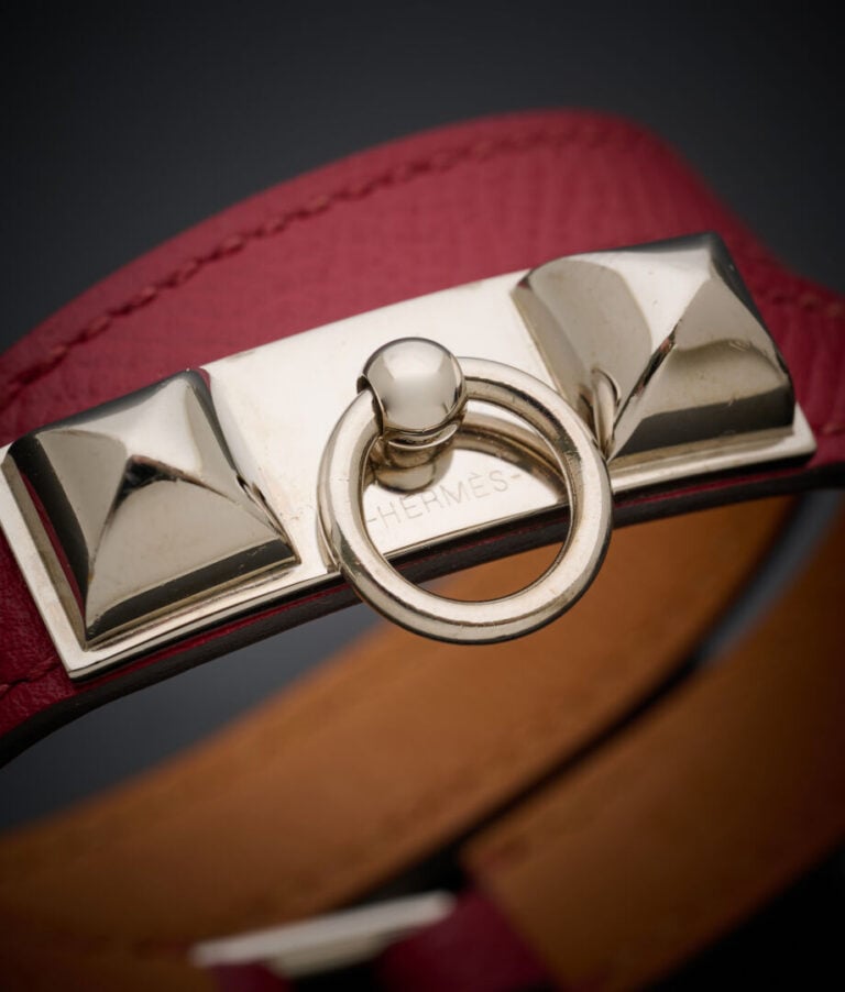 HERMES - BRACELET cuir bordeau double tour, modèle "Rivale" en métal à motifs d…