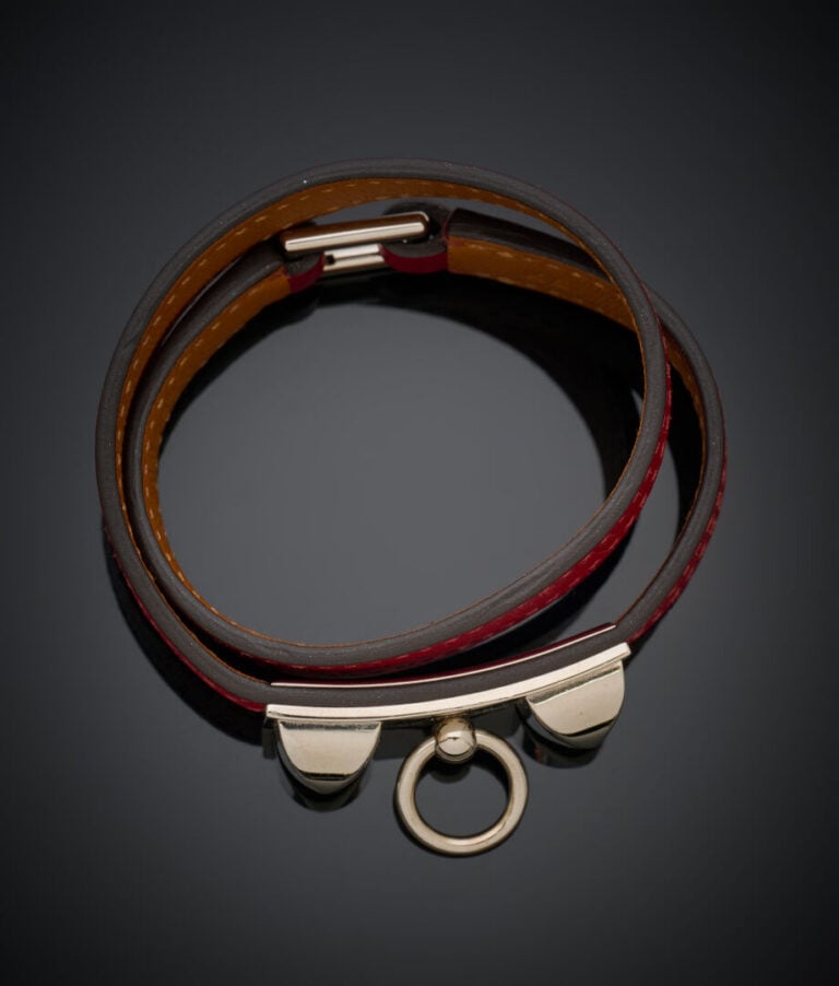 HERMES - BRACELET cuir bordeau double tour, modèle "Rivale" en métal à motifs d…