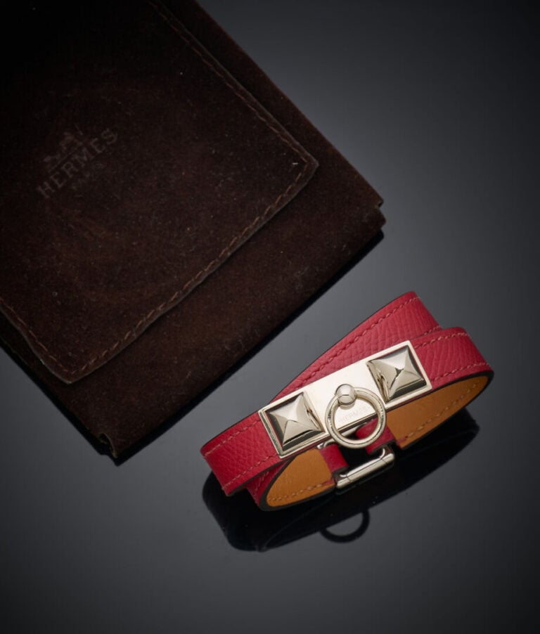 HERMES - BRACELET cuir bordeau double tour, modèle "Rivale" en métal à motifs d…