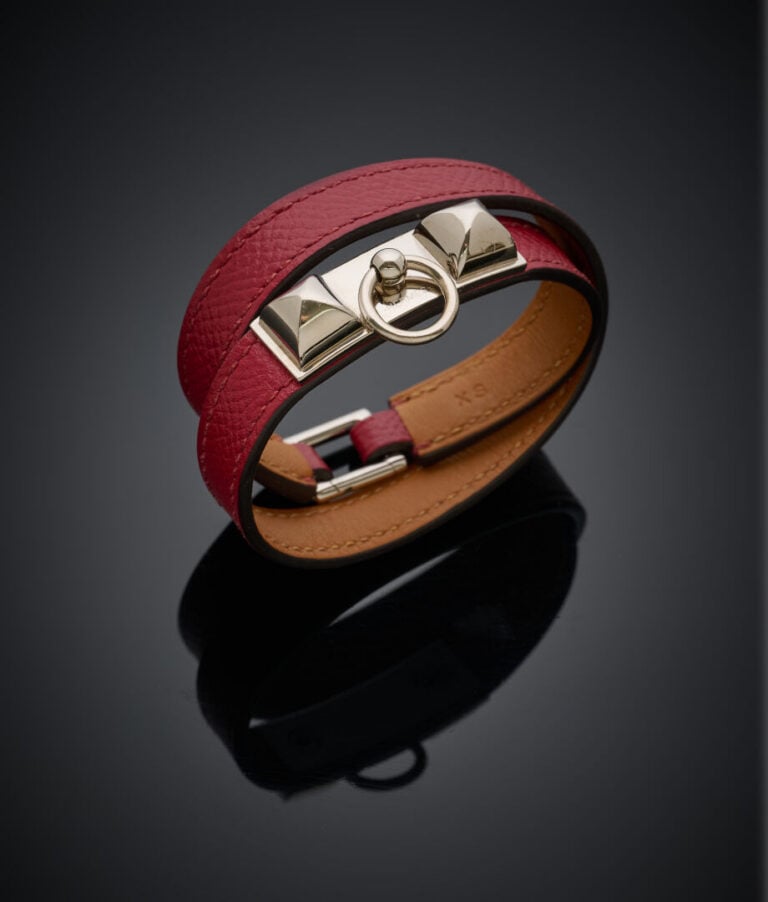 HERMES - BRACELET cuir bordeau double tour, modèle "Rivale" en métal à motifs d…