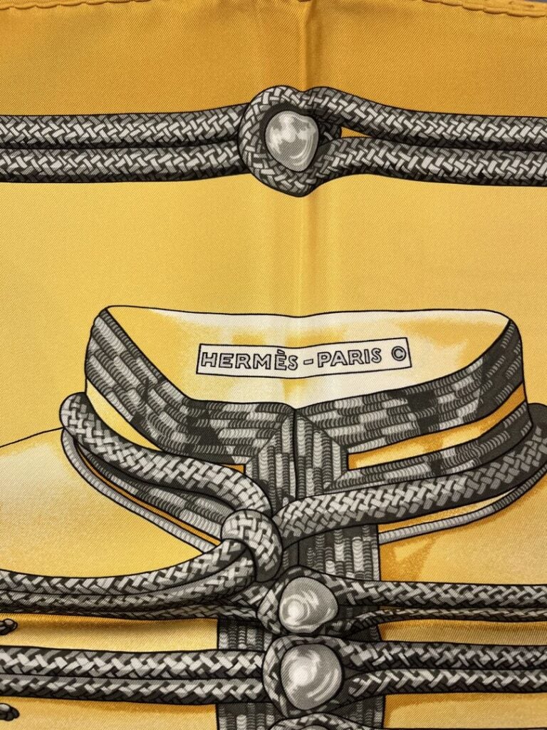 HERMÈS - Carré de soir modèle « Brandebourg » dans les tons oranges - 85 x 85 c…