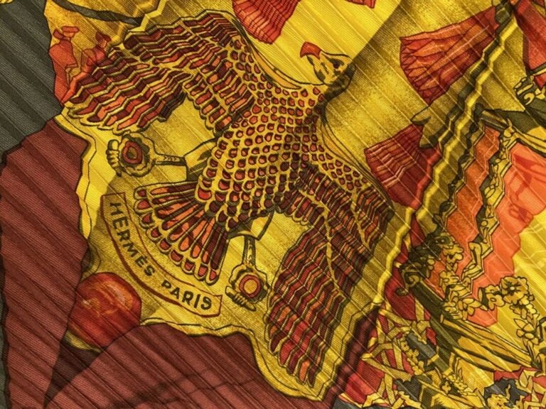 HERMÈS - Foulard en soie, plissé, modèle « Soleil de soie » à motifs de fleurs…