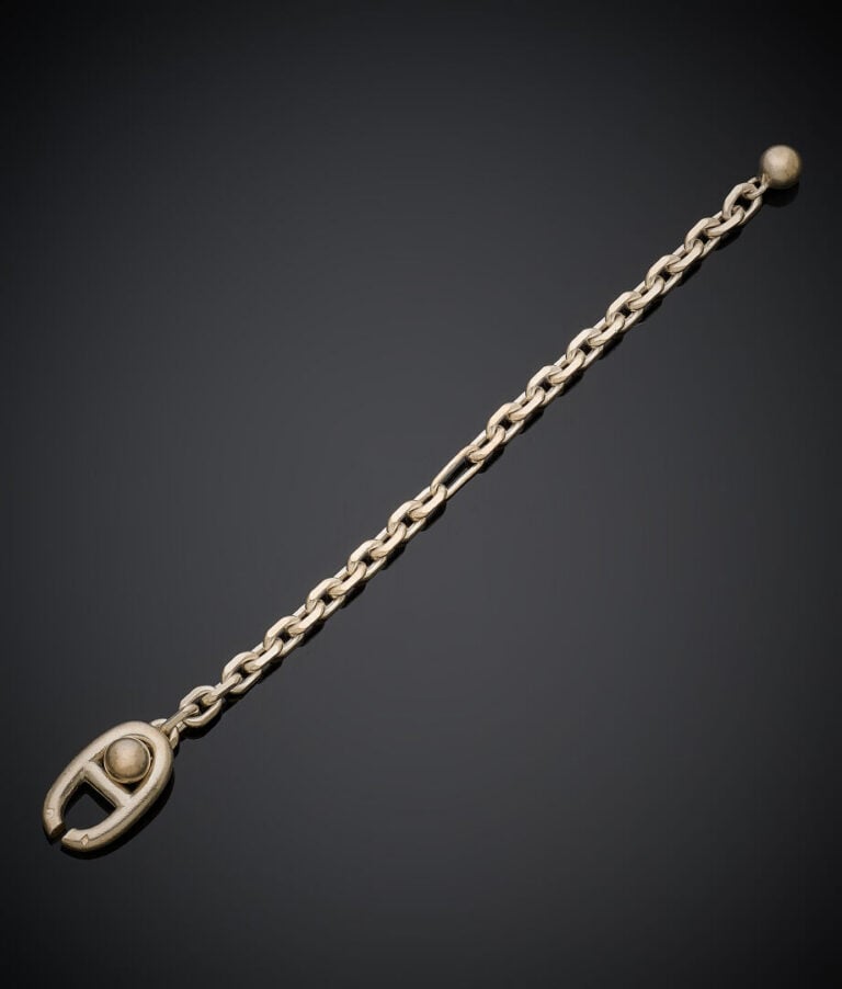 HERMES - PORTE-CLEF en argent (800‰) composé d'une chaîne à maille forçat. - Si…