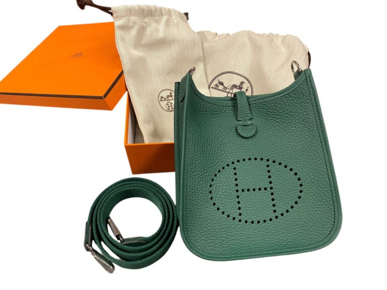 HERMÈS - Sac « Evelyne 16 » en taurillon Clemence vert moyen, bijouterie pallad…