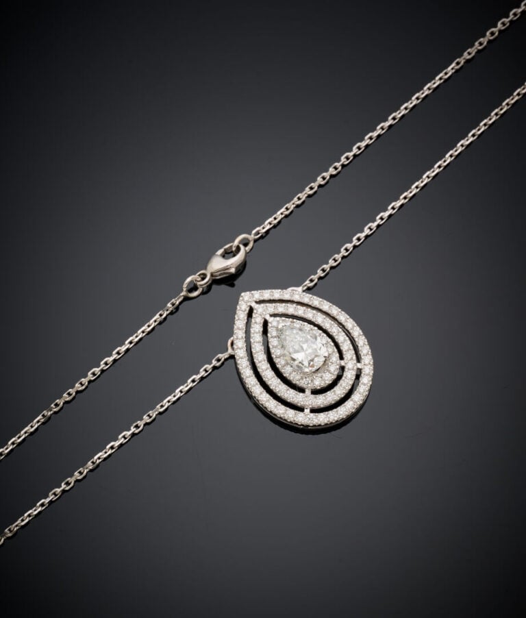 Important COLLIER "goutte" et sa chaînette en or gris (750‰) ajouré, serti d'un…