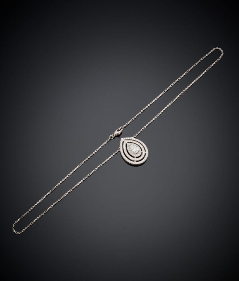Important COLLIER "goutte" et sa chaînette en or gris (750‰) ajouré, serti d'un…