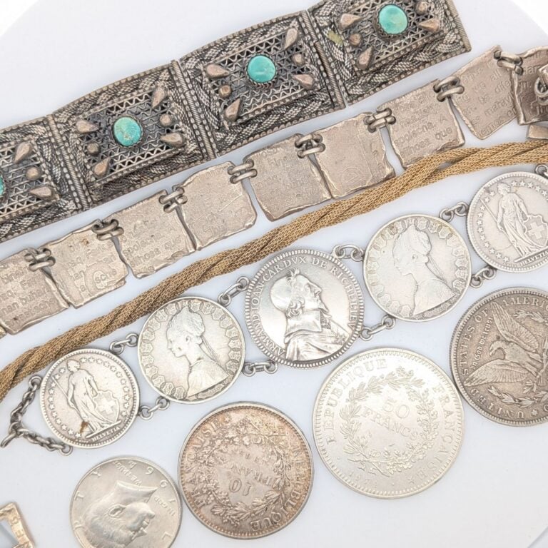 Important LOT de BIJOUX et quatre PIECES en argent (min.800‰). Poids total: 259…