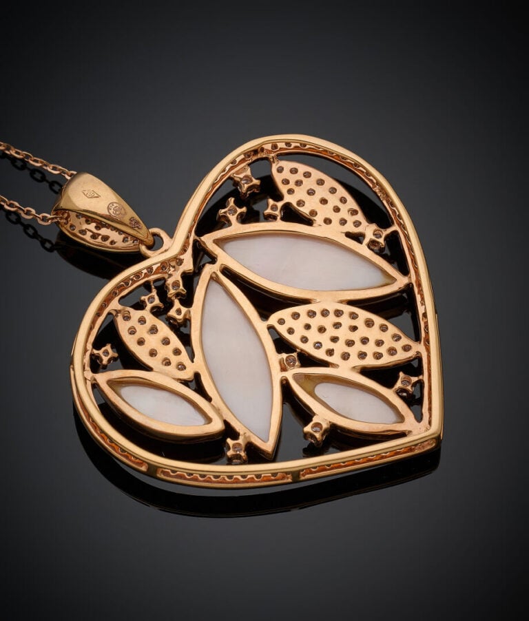 Important PENDENTIF "cœur" et sa chaînette en or rose (750‰) ajouré, orné de na…