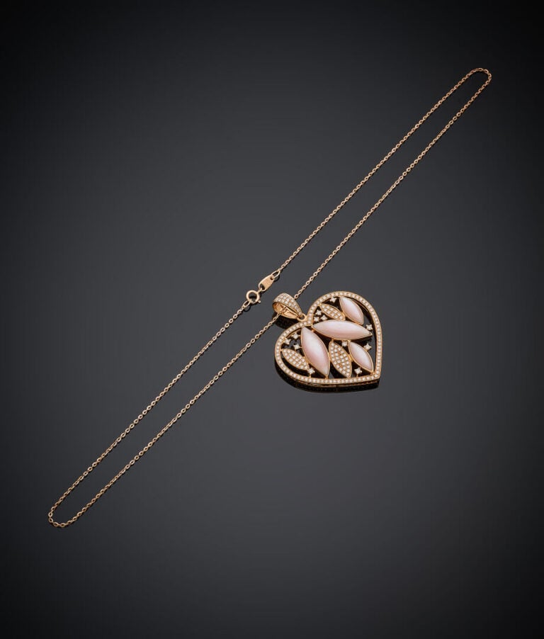 Important PENDENTIF "cœur" et sa chaînette en or rose (750‰) ajouré, orné de na…