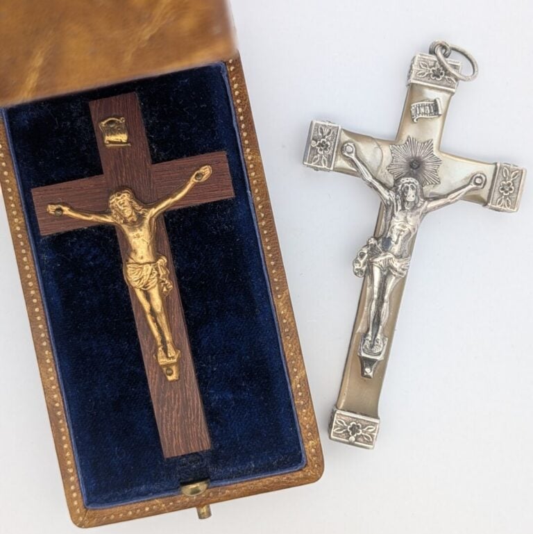 Important PENDENTIF "crucifix" en argent (min.800‰) orné de nacre (accidents).…