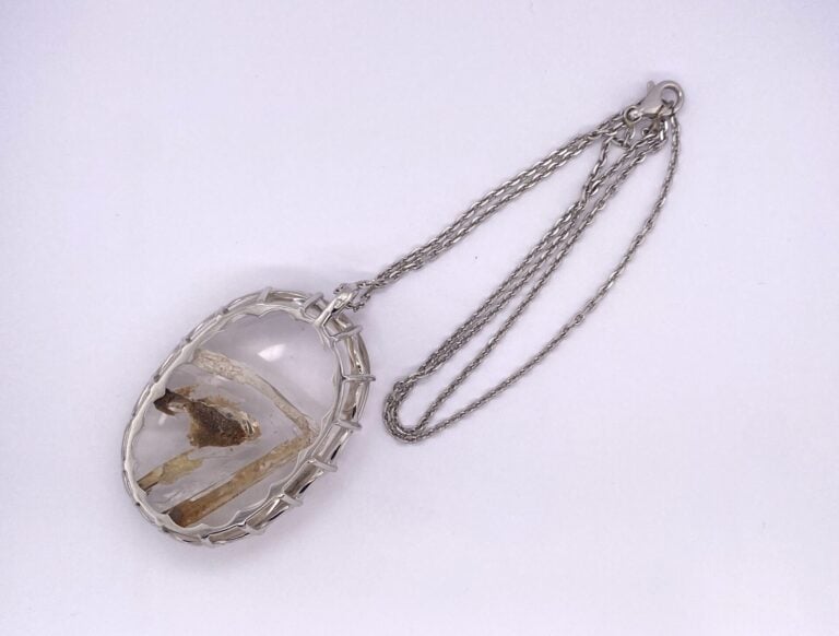 Important PENDENTIF et sa chaînette en or gris (750‰) serti d'un cristal de roc…