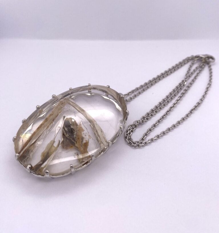 Important PENDENTIF et sa chaînette en or gris (750‰) serti d'un cristal de roc…
