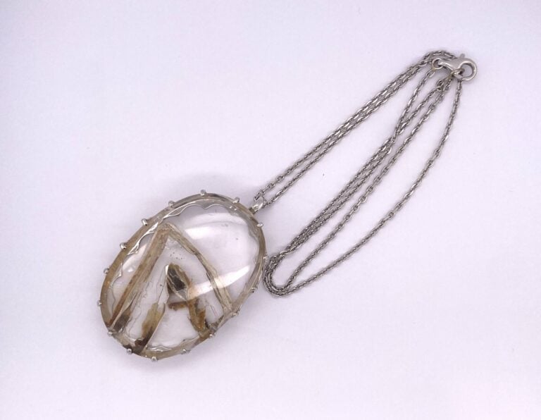 Important PENDENTIF et sa chaînette en or gris (750‰) serti d'un cristal de roc…