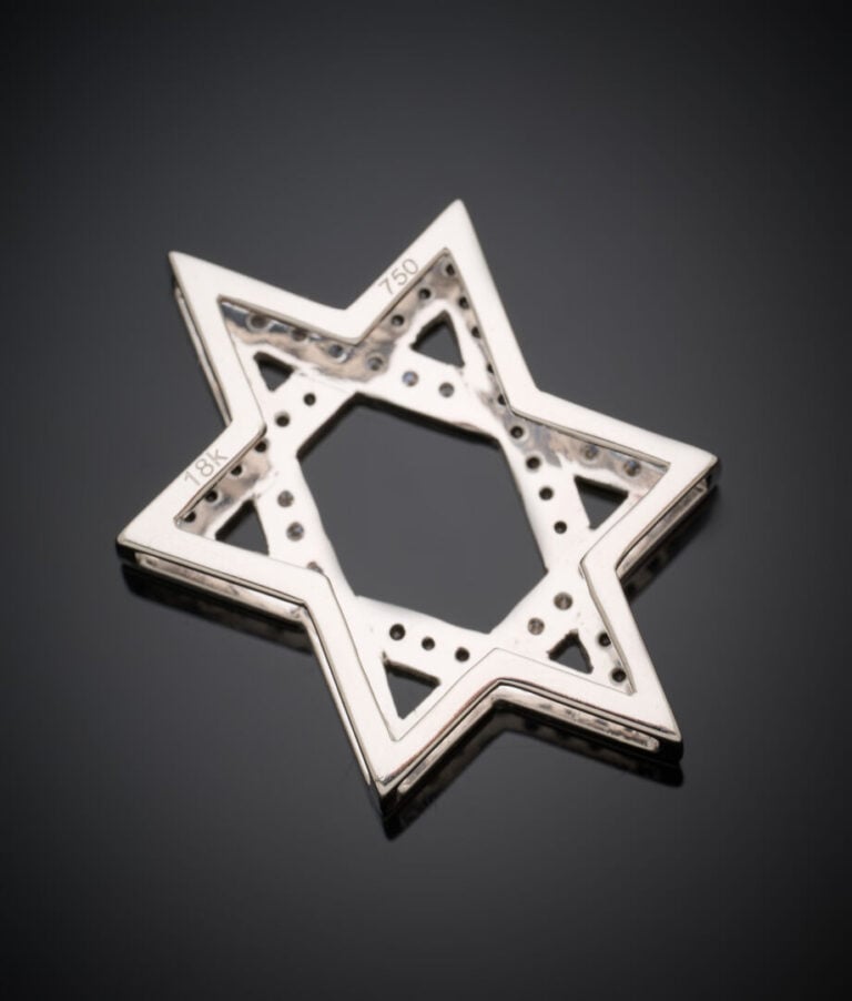 Important PENDENTIF "Etoile de David" en or gris (750‰) ajouré, serti de diaman…