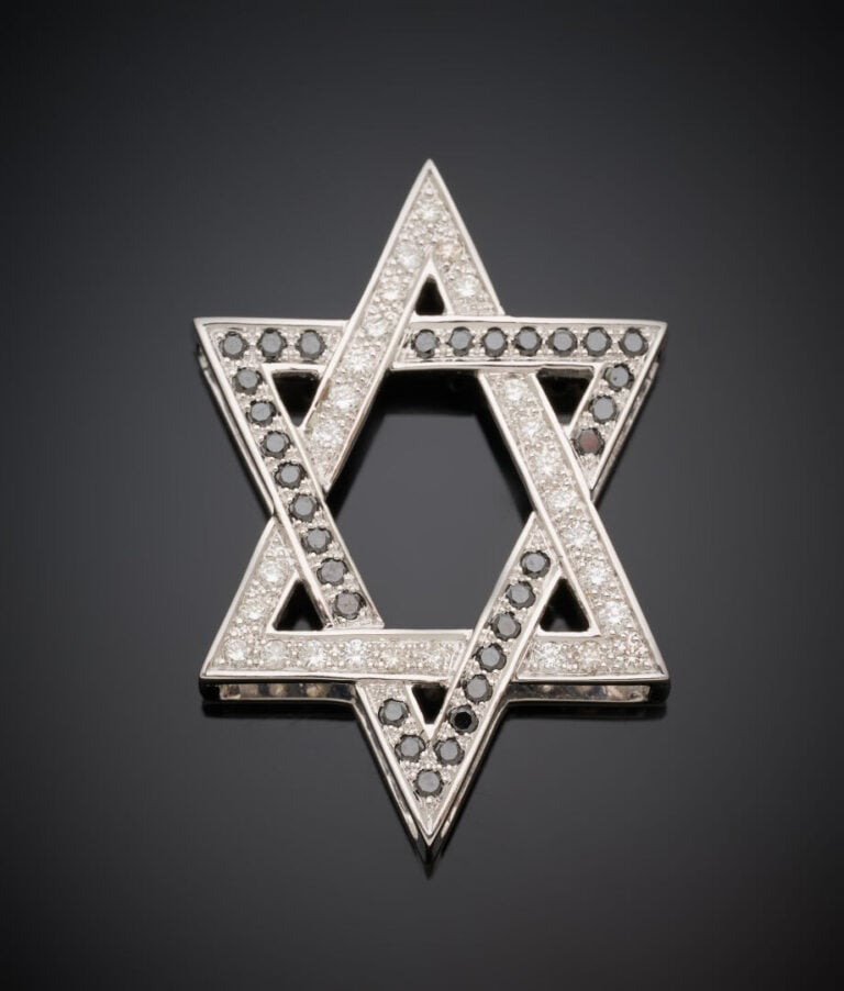 Important PENDENTIF "Etoile de David" en or gris (750‰) ajouré, serti de diaman…