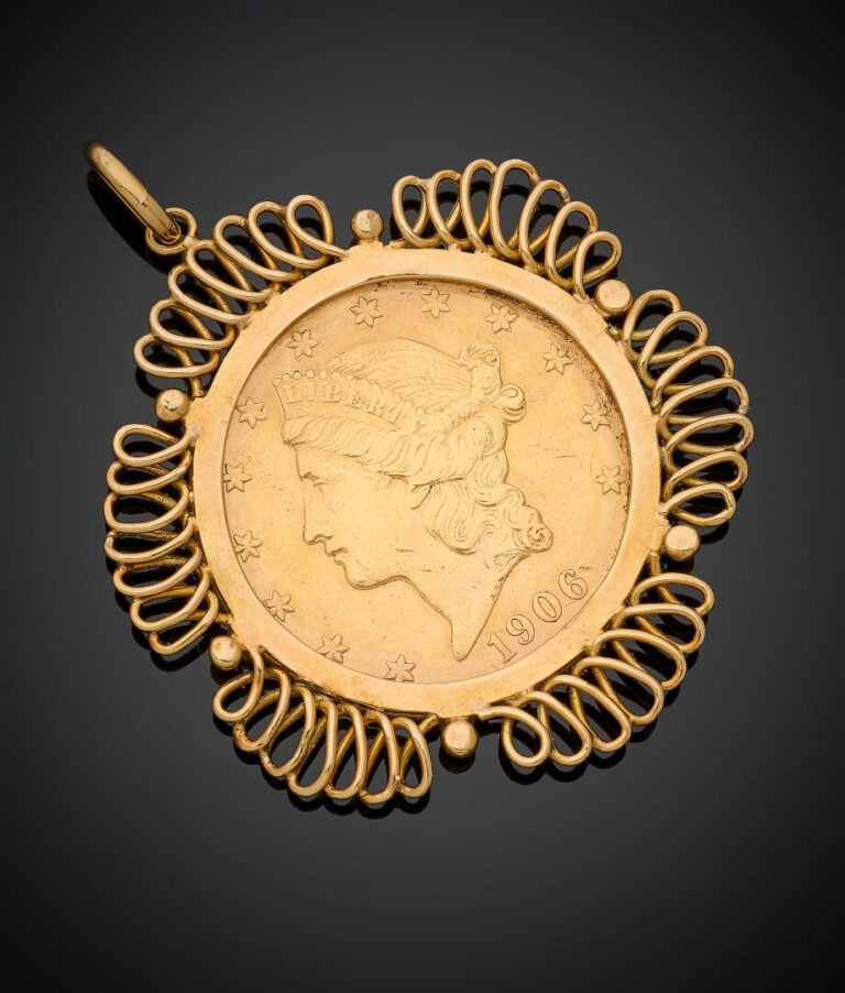 Important PENDENTIF "fleur" en fils d'or jaune (750‰) retenant une pièce de 20…