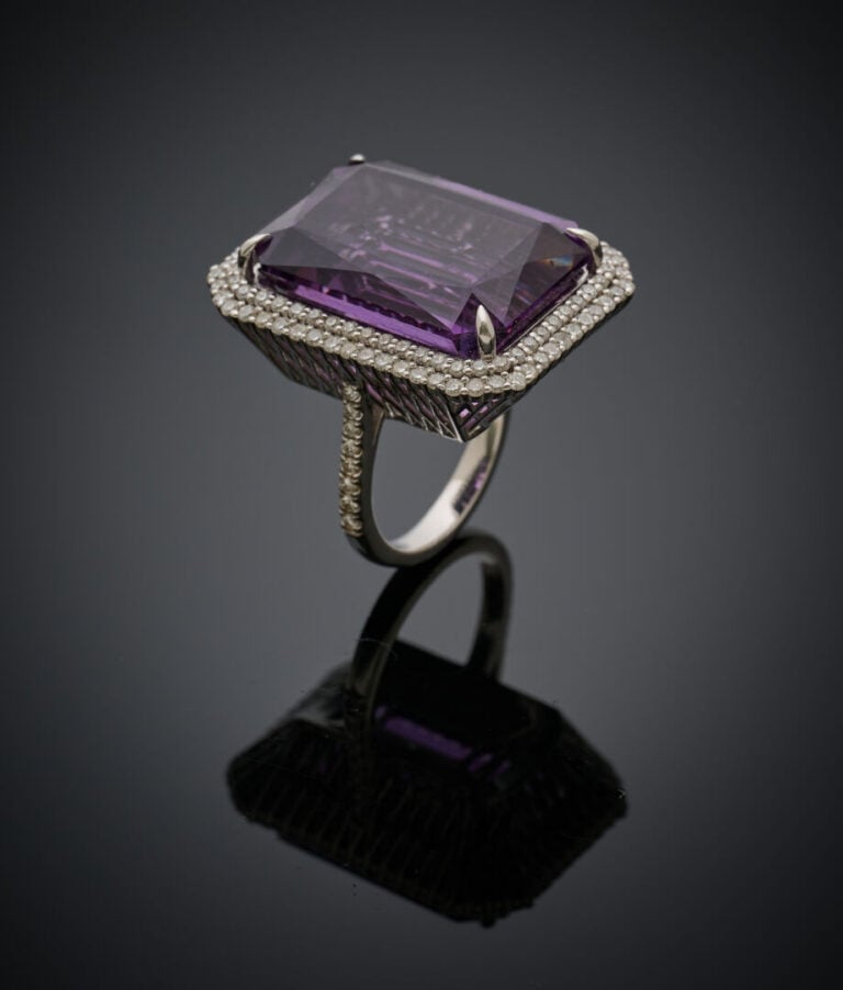 Importante BAGUE en or gris (750‰) serti d'une améthyste taillée à degrès, ento…