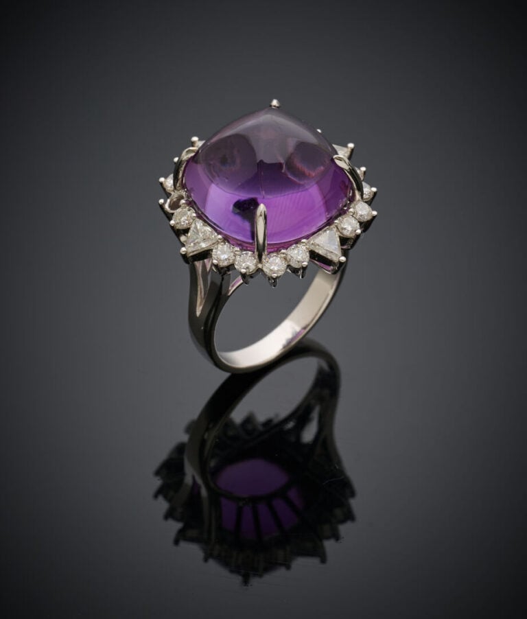 Importante BAGUE en or gris (750‰) serti d'une améthyste taillée en pain de suc…