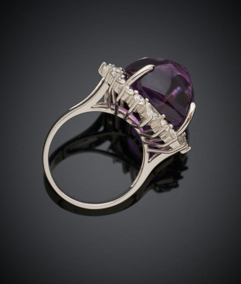 Importante BAGUE en or gris (750‰) serti d'une améthyste taillée en pain de suc…