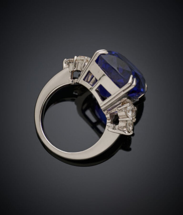 Importante BAGUE en or gris (750‰) serti d'une importante tanzanite taille cous…